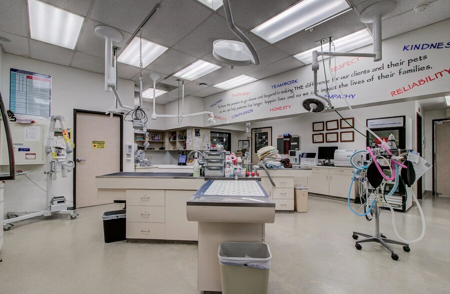 More Photos Of 1100 W Chapman Ave, Orange Veterinarian Kennel For Sale