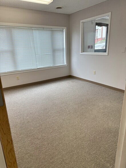 More Photos Of 45 Church St, Gardiner Light Distribution For Lease