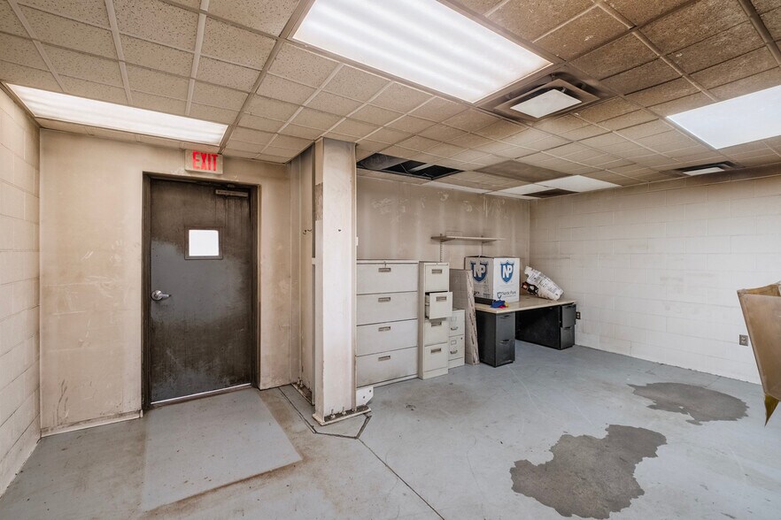 More Photos Of 4072 Flint Asphalt Dr, Burton Distribution For Sale