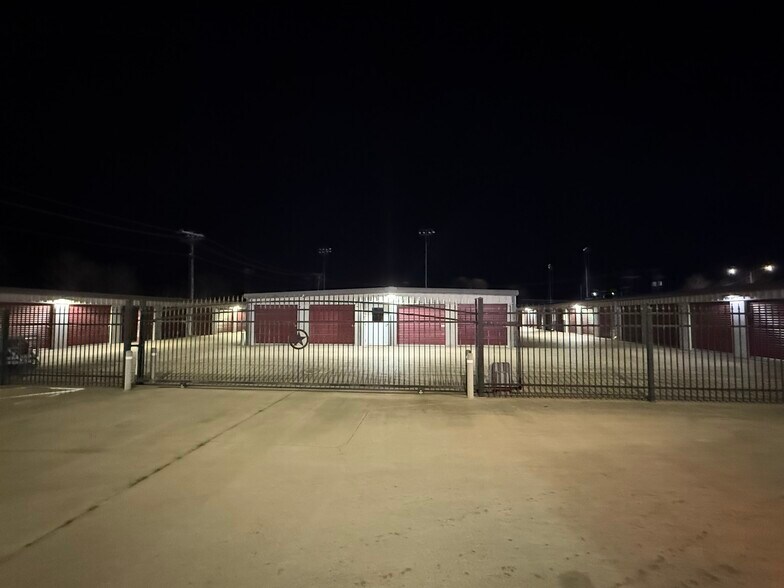 More Photos Of 801 W Brown St, Hearne Self Storage For Sale