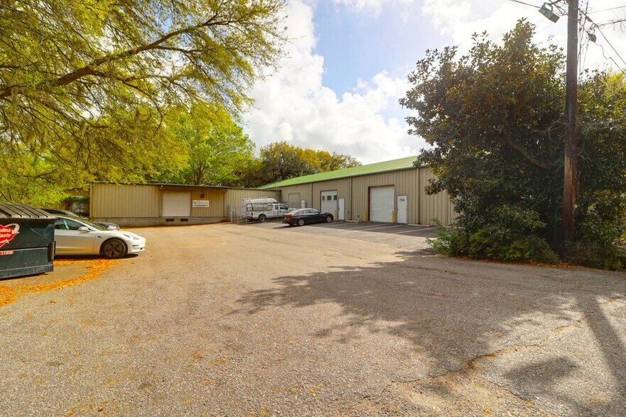 More Photos Of 720 Dupont Rd, Charleston Light Distribution For Lease