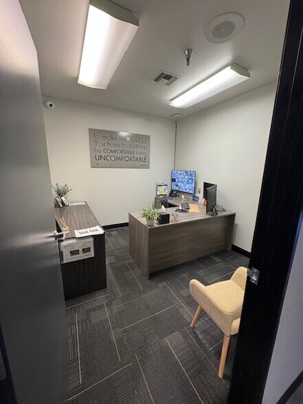 More Photos Of 2906 E Coronado St, Anaheim Warehouse For Lease