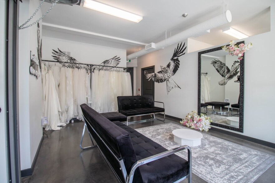 More Photos Of 140 Caroline St S, Hamilton Storefront Retail Residential For Lease