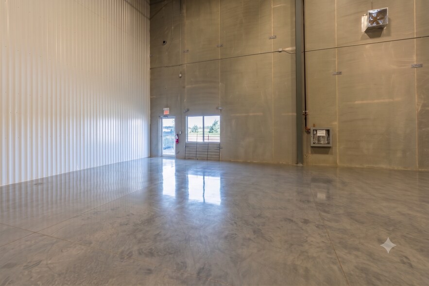 More Photos Of 832 Burton Rd, Ottawa Warehouse For Lease