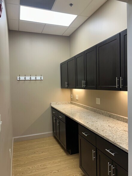 More Photos Of 437 S Illinois Ave, Oak Ridge General Retail For Lease