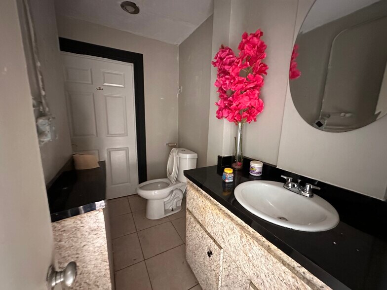 More Photos Of 3045 W Broward Blvd, Fort Lauderdale Freestanding For Sale