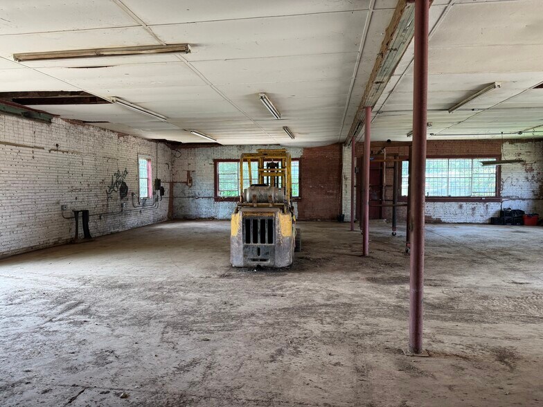 More Photos Of 302 S Louise St, Atlanta Light Manufacturing For Sale