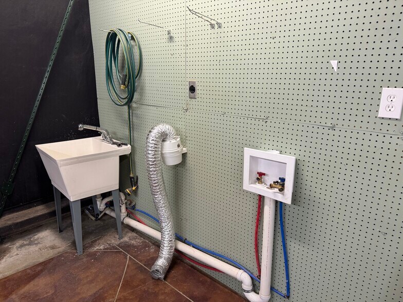 More Photos Of 1721 E Ridgewood Rd, Jasper Light Distribution For Lease