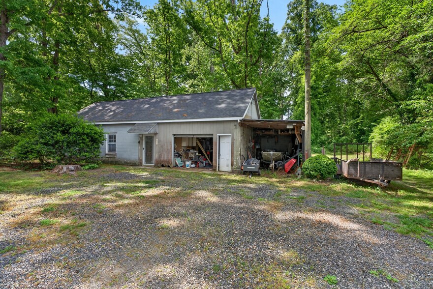 More Photos Of 2870 King William Ave, West Point Flex For Sale