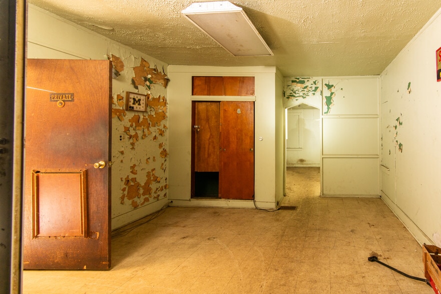 More Photos Of 21090 Goddard Rd, Taylor General Retail For Sale