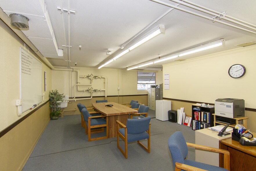 More Photos Of 2515-2517 SE Mailwell Dr, Milwaukie Manufacturing For Lease