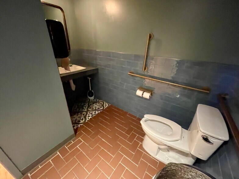 More Photos Of 2246 Larimer St, Denver Storefront For Sale