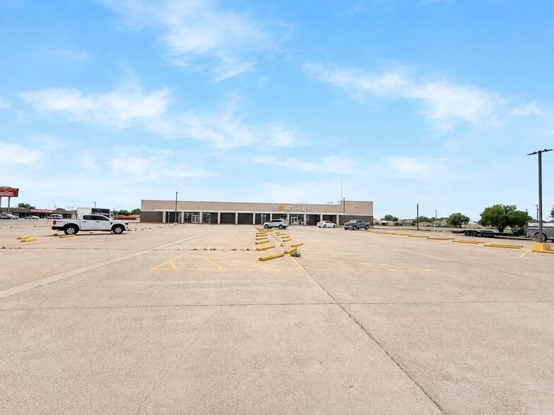 More Photos Of 1000 S Main St, Roswell Freestanding For Sale