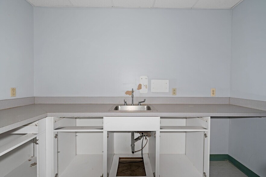 More Photos Of 4 Corwin Ct, Newburgh Medical For Sale