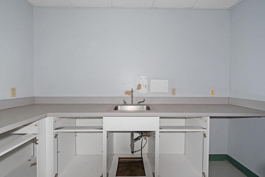 More Photos Of 4 Corwin Ct, Newburgh Medical For Sale