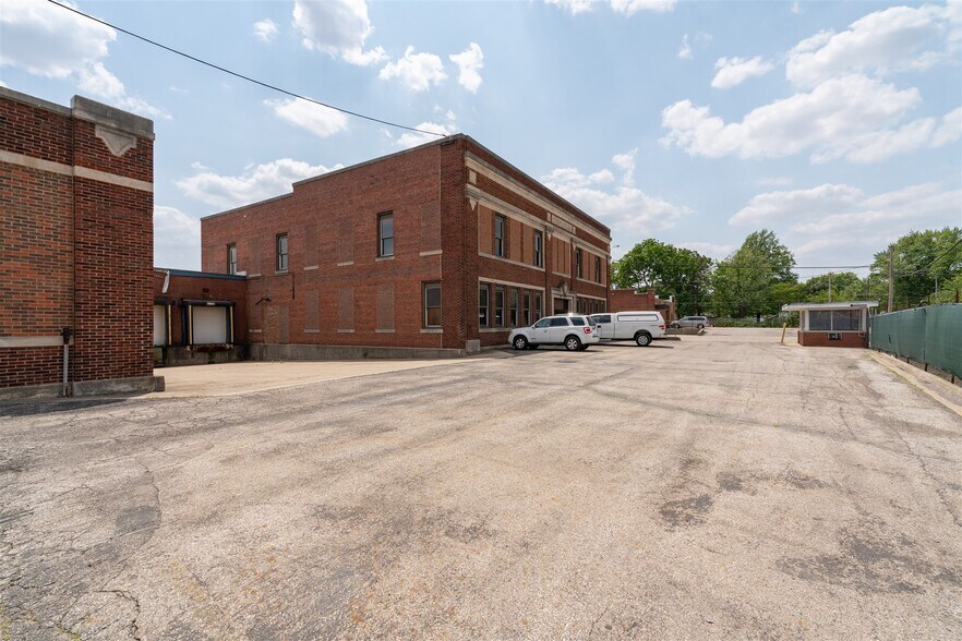 More Photos Of 1100 E Bell St, Bloomington Manufacturing For Lease