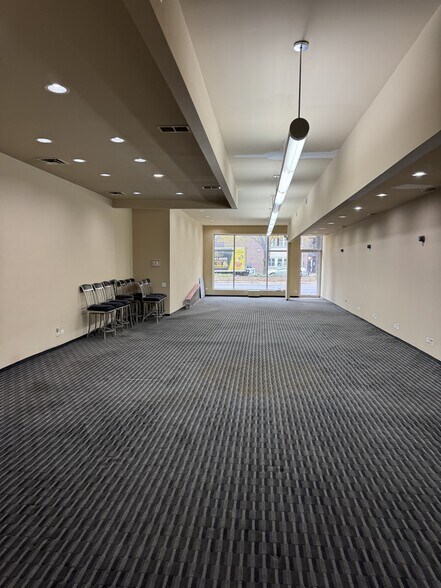 More Photos Of 421 W North Ave, Chicago Storefront Retail Office For Lease