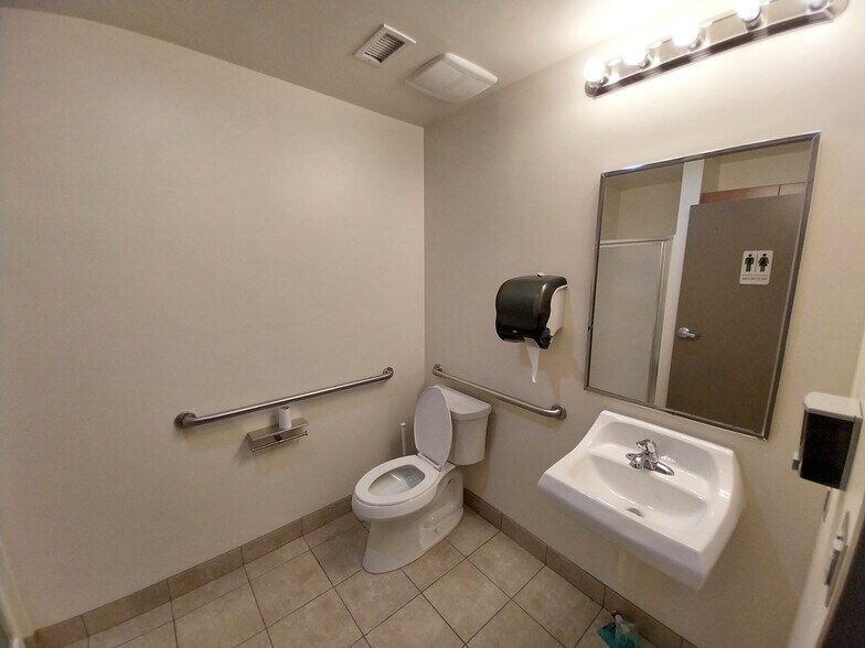 More Photos Of 300 E New Hope Rd, Cedar Park Light Manufacturing For Lease