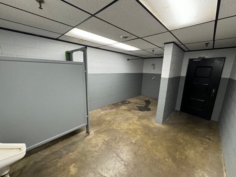 More Photos Of 300 Winona St, Knoxville Distribution For Lease