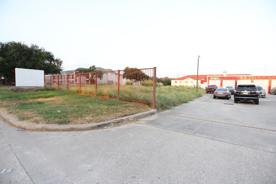 More Photos Of 101 Wells Fargo Dr, Houston Auto Repair For Sale