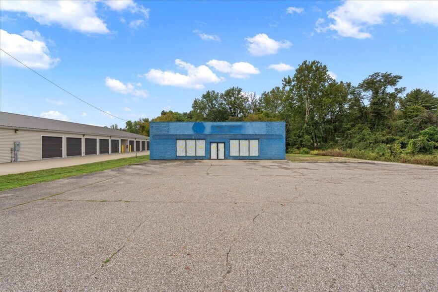 More Photos Of 516 Washington St, Ravenswood Freestanding For Lease