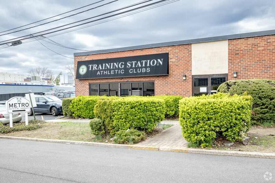 More Photos Of 43-45 Channel Dr, Port Washington Flex For Sale