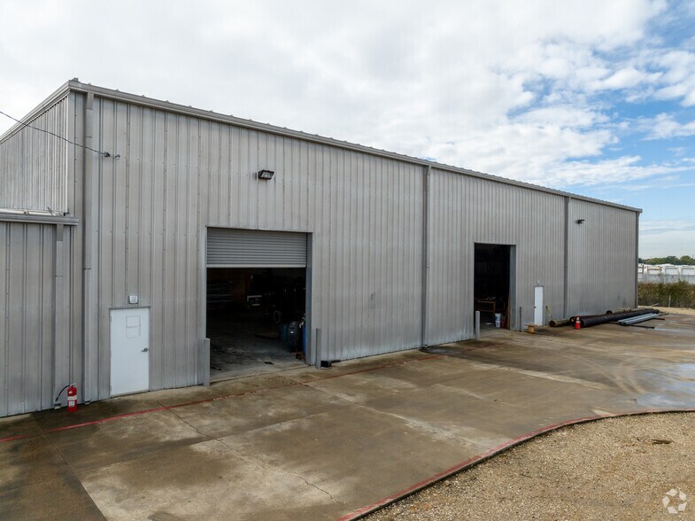 More Photos Of 8040 Leesa Ln, Pasadena Warehouse For Lease