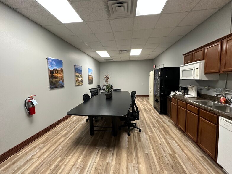 More Photos Of 2425 Medina Rd, Medina Office For Lease