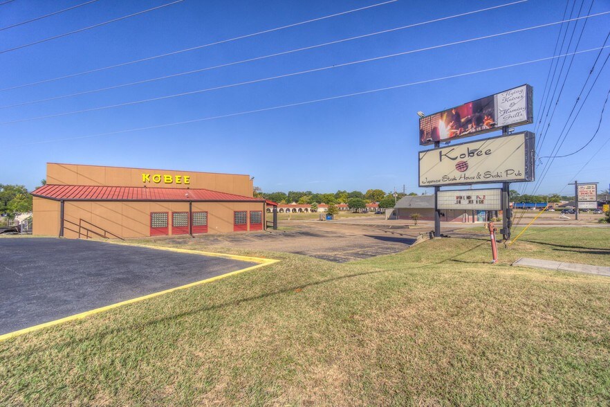 More Photos Of 401 N Spur 63, Longview Restaurant For Sale