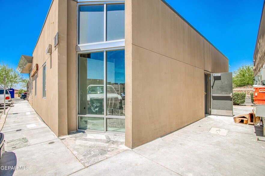 More Photos Of 6301 Northern Pass Dr, El Paso Medical For Sale