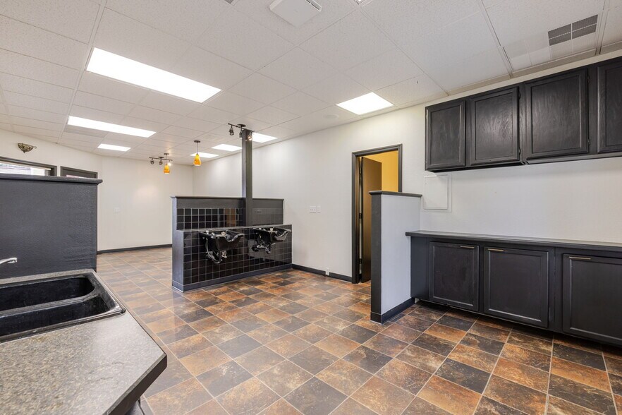 More Photos Of 220 W Cascade Ave, Sisters Storefront Retail Office For Lease