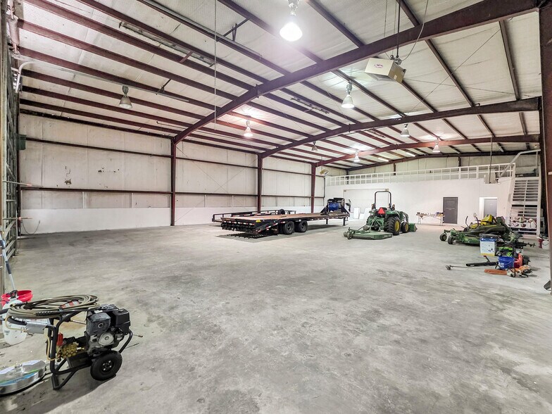 More Photos Of 7387 TX-164 Hwy, Buffalo Warehouse For Lease