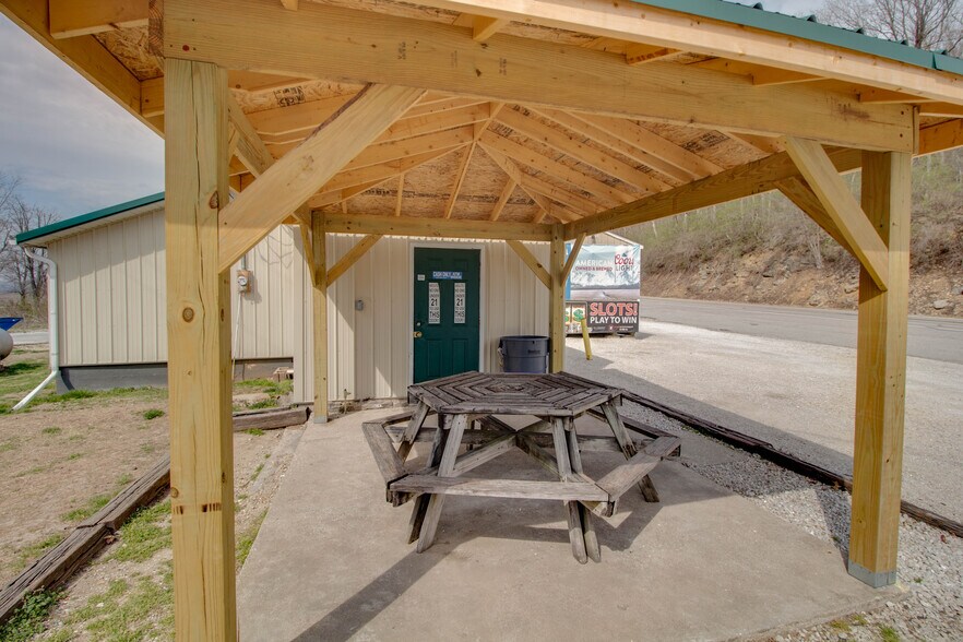 More Photos Of 20861 IL-100, Fieldon Specialty For Sale