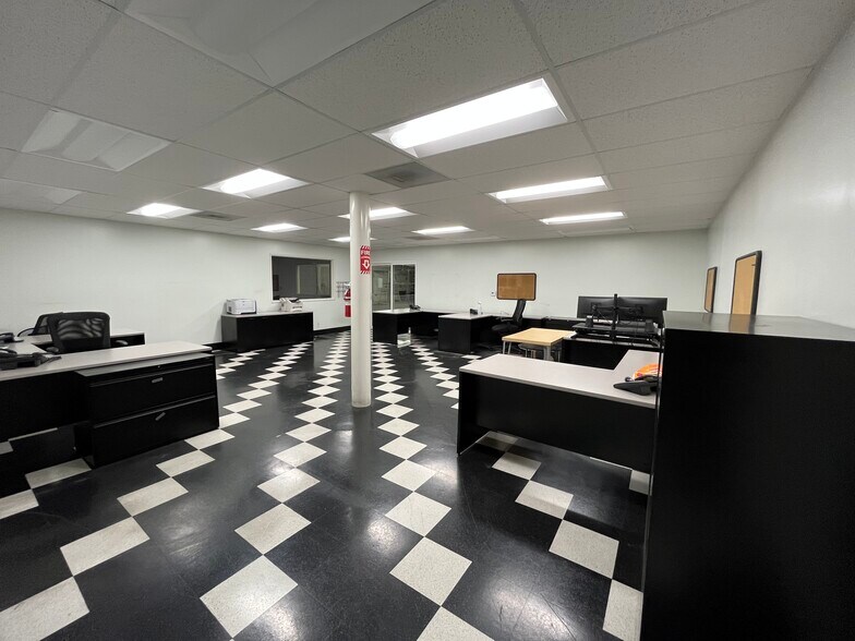 More Photos Of 337 S Anderson St, Los Angeles Manufacturing For Lease