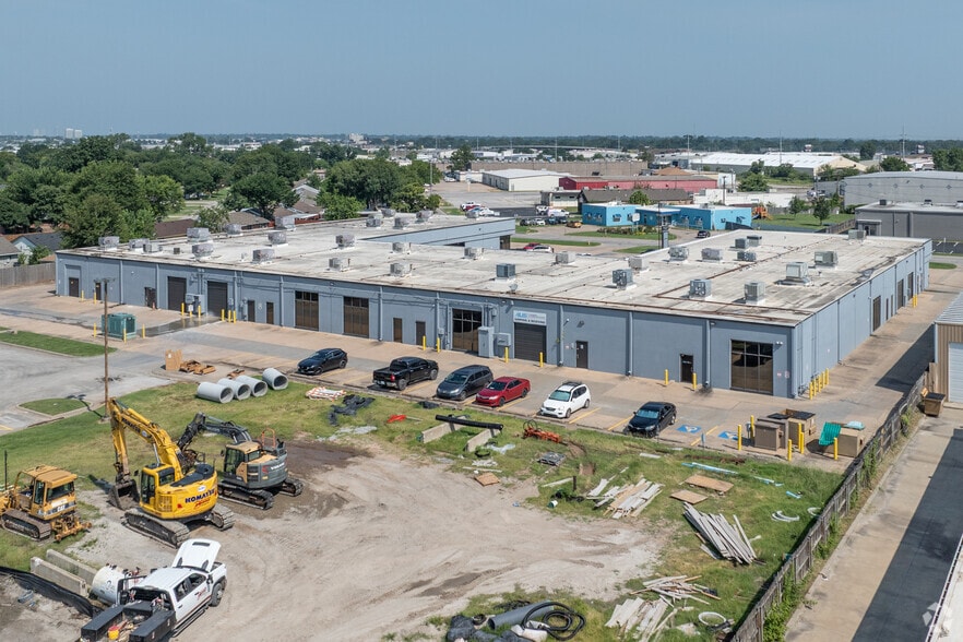 More Photos Of 9522 E 47th Pl, Tulsa Flex For Sale