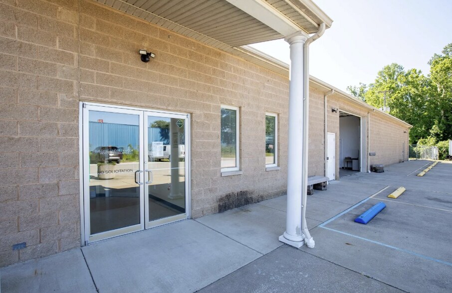 More Photos Of 347 Braley Rd, Huntington Flex For Sale