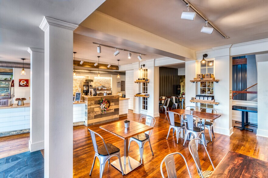 More Photos Of 206 S Market St, Elizabethtown Office For Lease