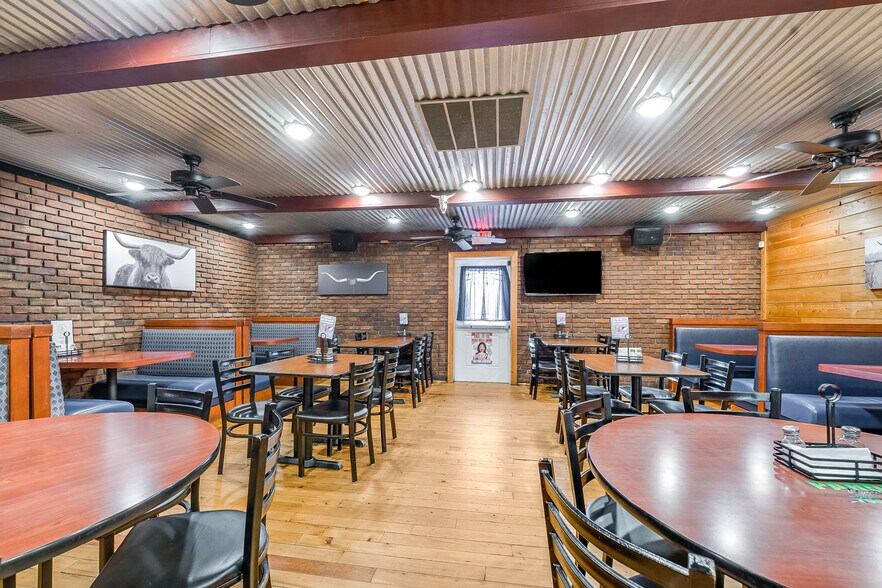 More Photos Of 617 S Washington St, New Paris Bar For Sale