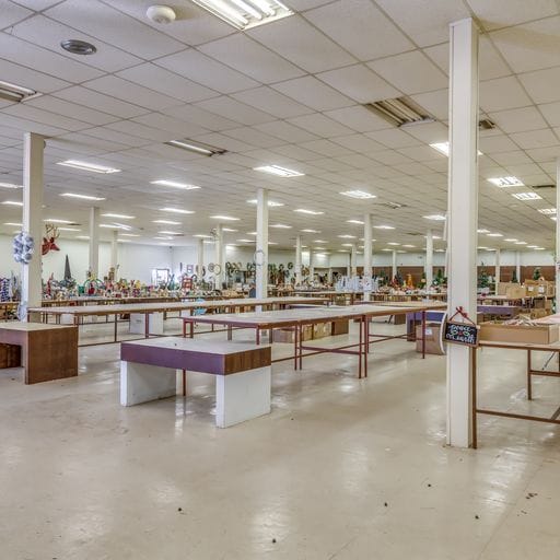 More Photos Of 3601 Capital Florist, Montgomery Showroom For Lease