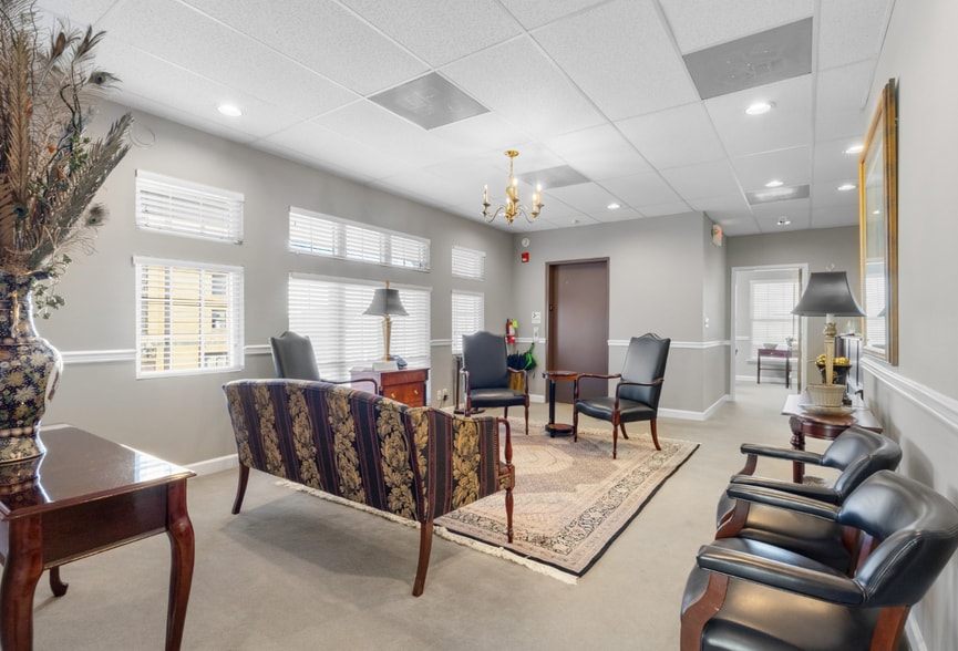 More Photos Of 212 Madison St, Clarksville Office For Lease