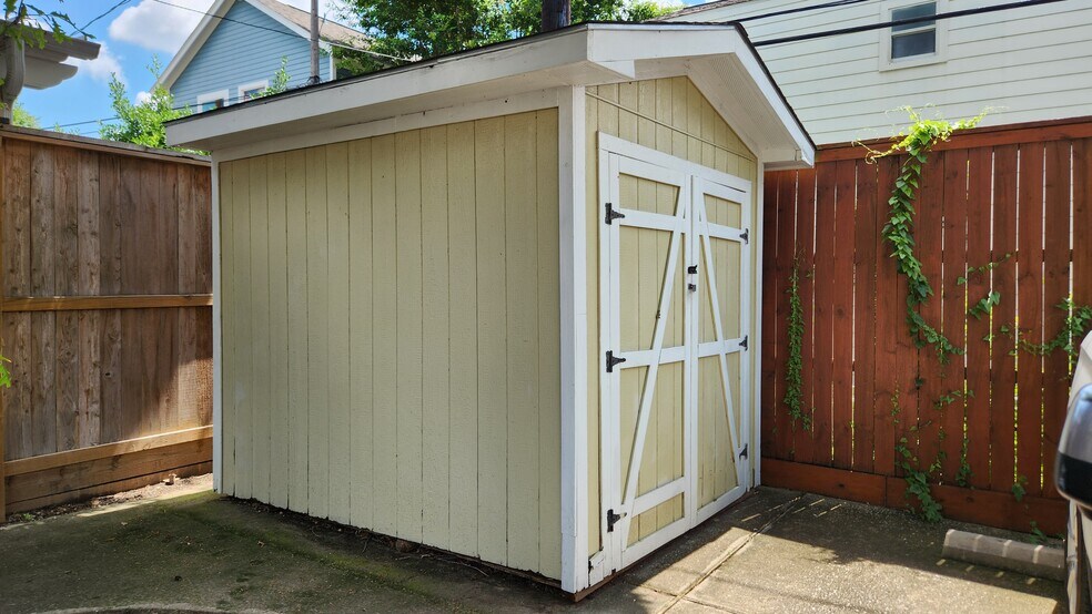 More Photos Of 826 Heights Blvd, Houston Office Residential For Sale