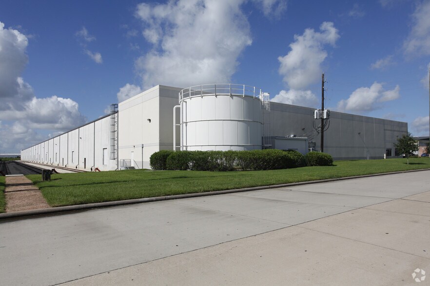 More Photos Of 9770 New Century Dr, Pasadena Warehouse For Lease