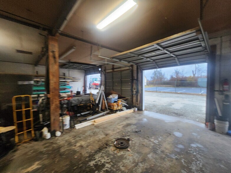 More Photos Of 217 Steedly Dr, Louisville Light Distribution For Sale