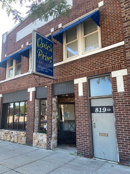 More Photos Of 819 W College Ave, Appleton Storefront Retail Residential For Lease