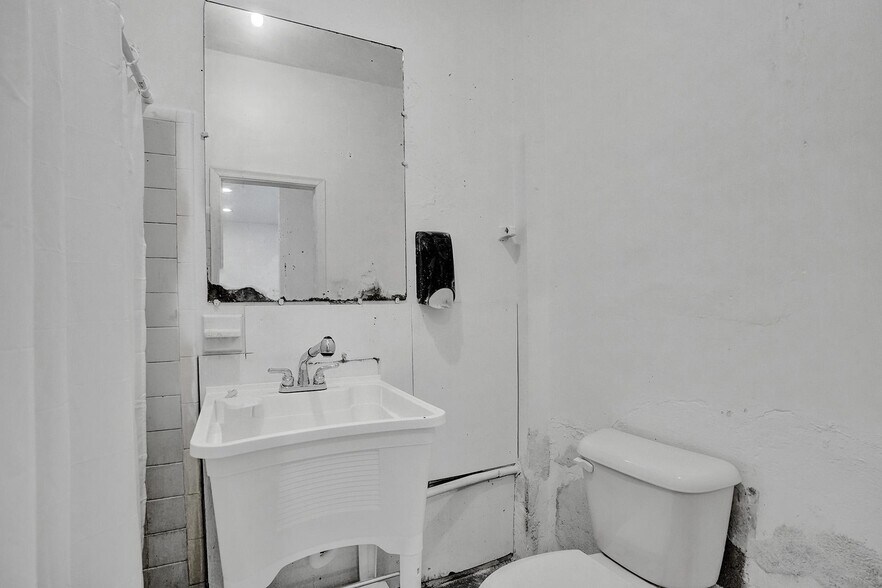 More Photos Of 3055-3057 Broward Blvd, Fort Lauderdale Storefront Retail Office For Sale