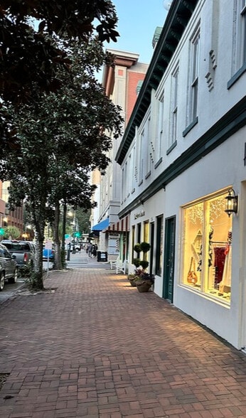 More Photos Of 110-118 Bull St, Savannah Storefront Retail Office For Lease