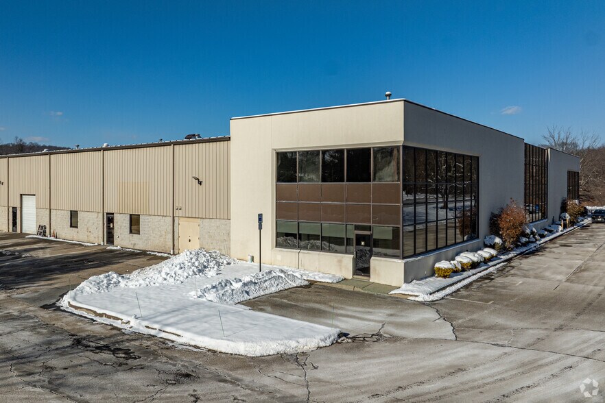More Photos Of 101 Bilby Rd, Hackettstown Showroom For Lease