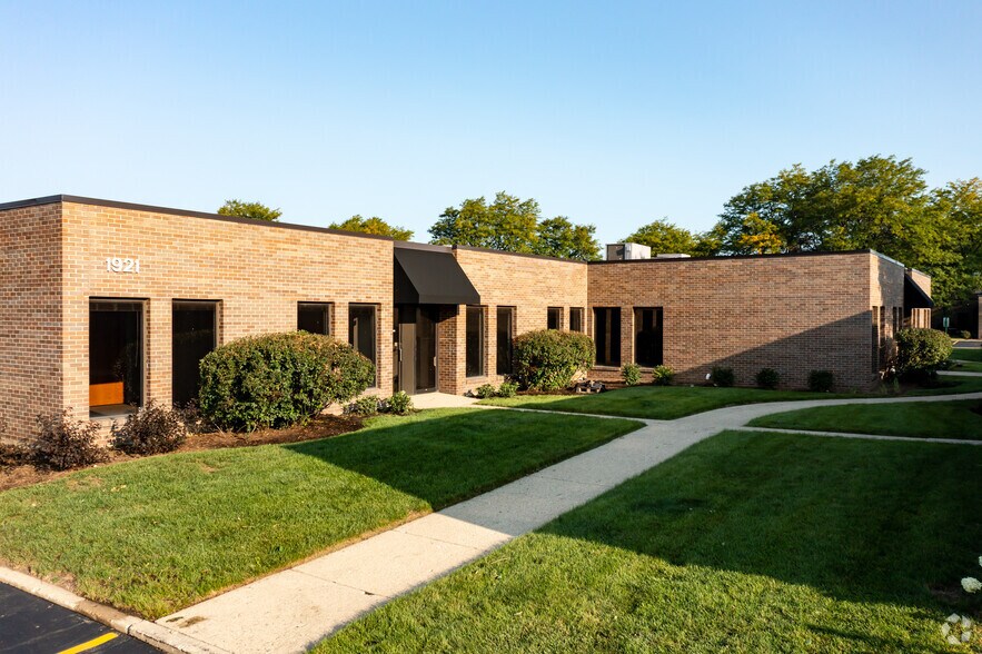 More Photos Of 1835 Rohlwing Rd, Rolling Meadows Unknown For Lease