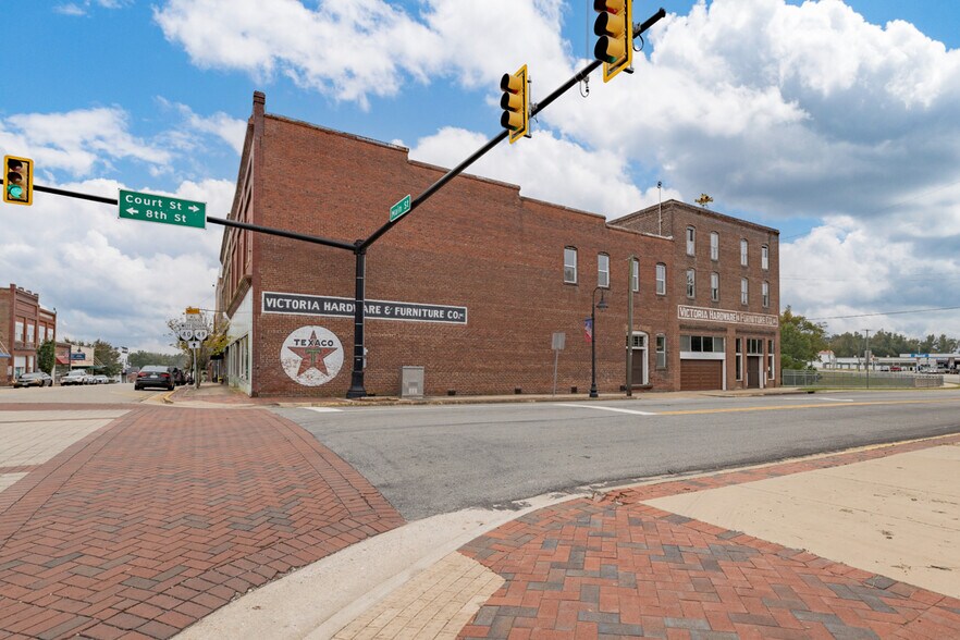 More Photos Of 1801 Main, Victoria General Retail For Sale