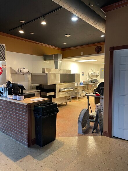 More Photos Of 210 Lake St, Crystal Freestanding For Sale